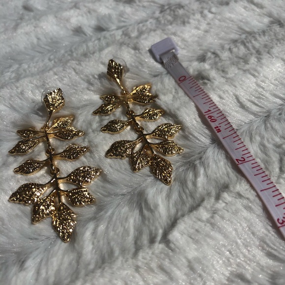 Gold colored leaf style dropped earrings - Picture 4 of 4